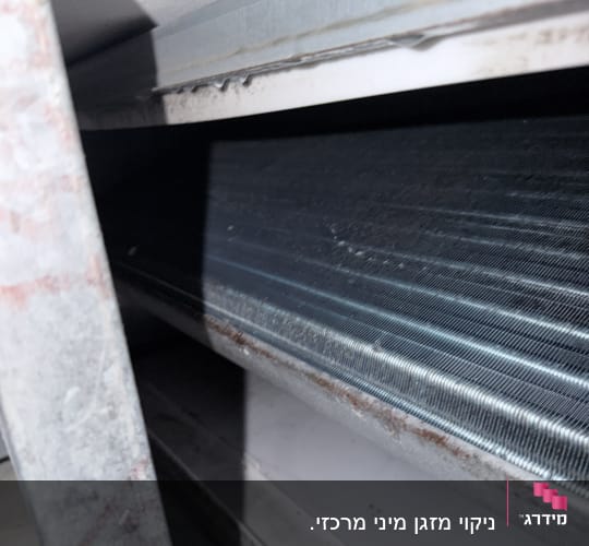 תמונה של חלק פנימי של מזגן עם צינורות מתכת
